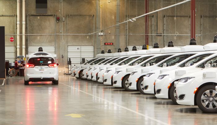 Waymo har rundt 600 selvkjørende biler. Her fra selskapets base i Chandler, Arizona.