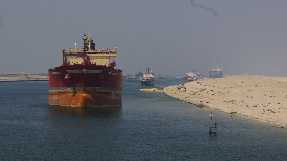 I 2015 ble Suez-kanalen utvidet slik at kapasiteten er nær doblet. Fra 1. januar 2020 kan ingen skip bruke åpne eksosvaskesystemer og slippe ut lavsvovelsyre i kanalen. De må skiftet til lavsvoveldrivstoff.