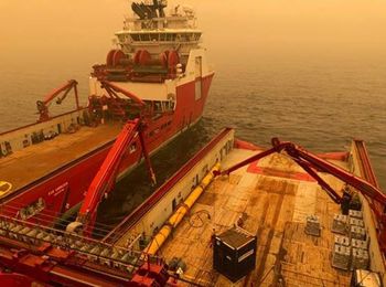 Solstad-skipene Far Saracen og Far Senator ble anmodet av myndighetene om å bistå i logistikkoperasjonen i Mallacoota i delstaten Victoria, sørøst i Australia. Nødforsyninger, mat, vann, diesel og midlertidig hjem for sårbare personer som ventet evakuering.