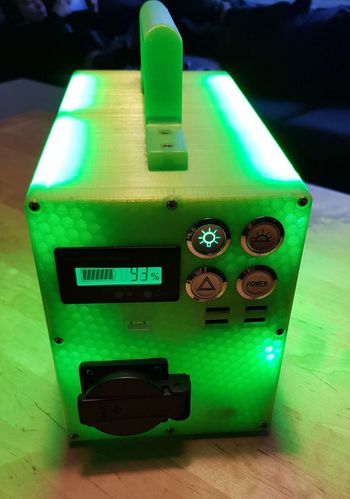 En av Barlis hjemmelagde kreasjoner: Portabel strømkilde med lys og uttak for både USB, 12 og 230 volt.