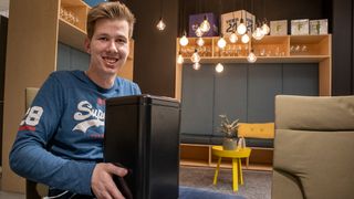 Gjør om bærbare til arbeidsstasjoner:  21 år gamle Tobias Lagarhus har ambisjoner om å bli maskinvarekonstruktør. Det første produktet hans er en dokk som tilfører voldsom beregningskraft til bærbare PC--er.