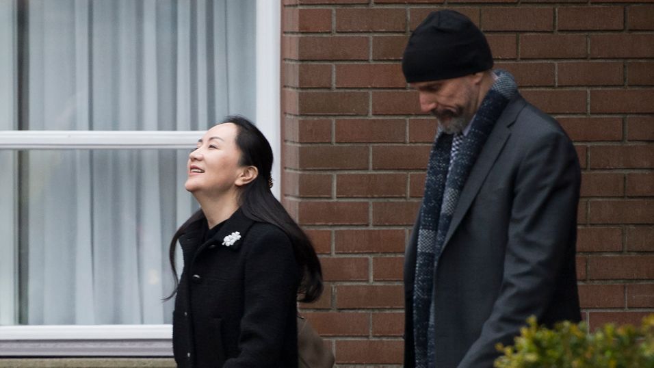 Huaweis finansdirektør Meng Wanzhou forlater sitt hjem Vancouver mandag på vei til domstolen som skal avgjøre utleveringssaken.