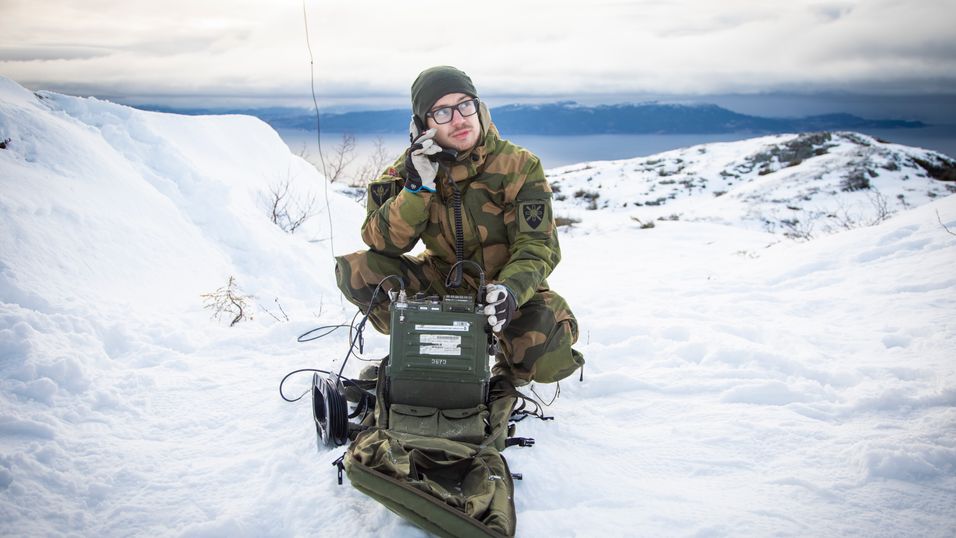 Bruk av kortbølgeradio under en sambandsøvelse i regi av Cyberforsvarets våpenskole, Trøndelag november 2019.