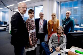 Fra venstre: Generalsekretær i Norsk Redaktørforening, Arne Jensen; advokat i Norsk Journalistlag, Ina Lindahl Nyrud; ansvarlig redaktør i Verdens Gang, Gard Steiro, journalist Mona Grivi Norman, journalist Ola Haram (sittende) og journalist Erlend Ofte Arntsen.