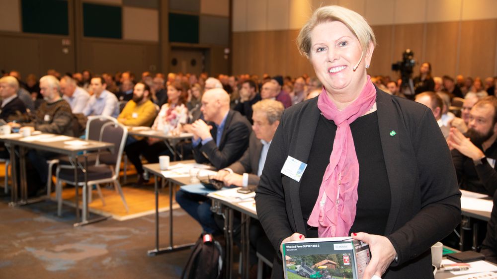 Samferdselssjef Aud Riseng i Innlandet fylke lover mer klimakrav i fylkets asfaltkontrakter.