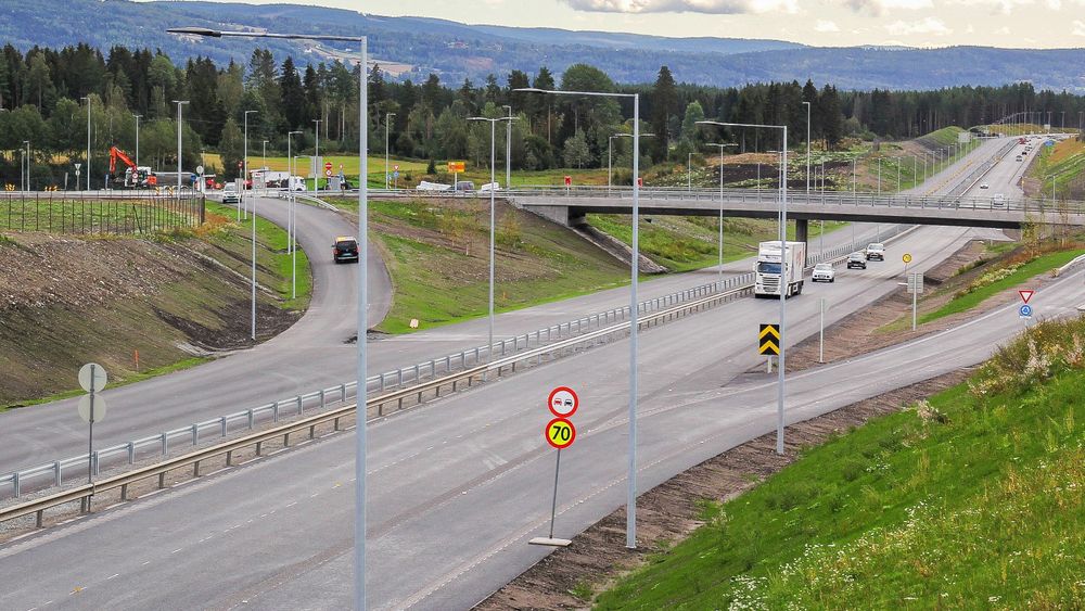 Nye Veier vil bygge firefelts motorvei i Trøndelag, som her i Innlandet. Det er ikke så samfunnsøkonomisk lønnsomt som Nye Veier vil ha det til, mener artikkelforfatterne.