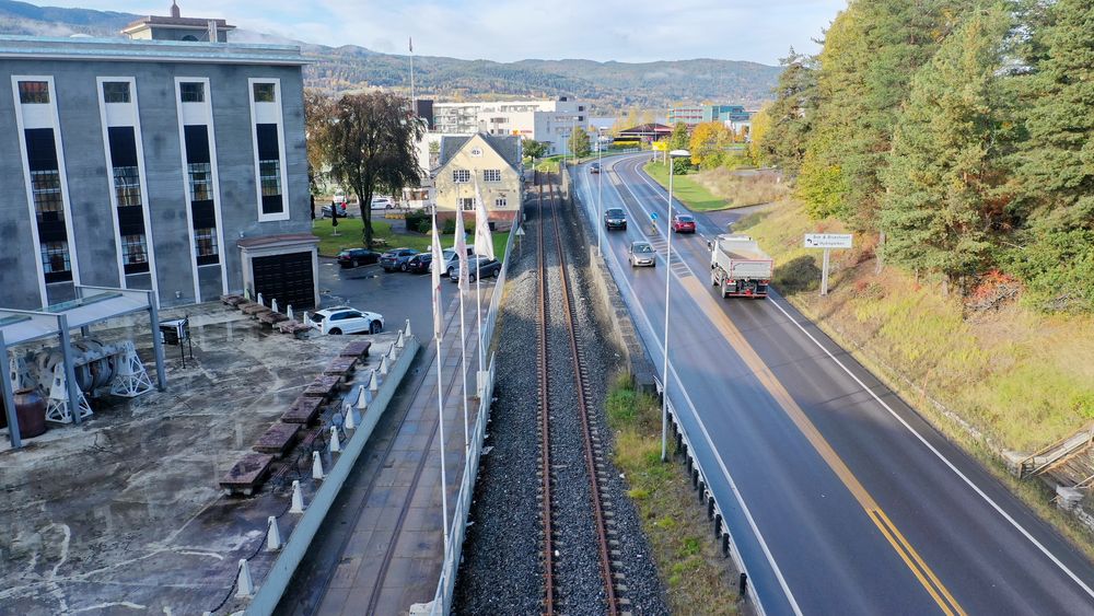 Da man sluttet å kjøre dieseldrevne tog på strekningen i 2014 sluttet togene å gå til det siste stoppet på Notodden. Nå skal strekket på 800 meter elektrifiseres.
