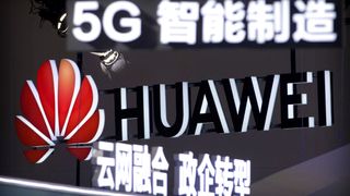 Skilt på kinesisk, med Huawei-logo og 5G.