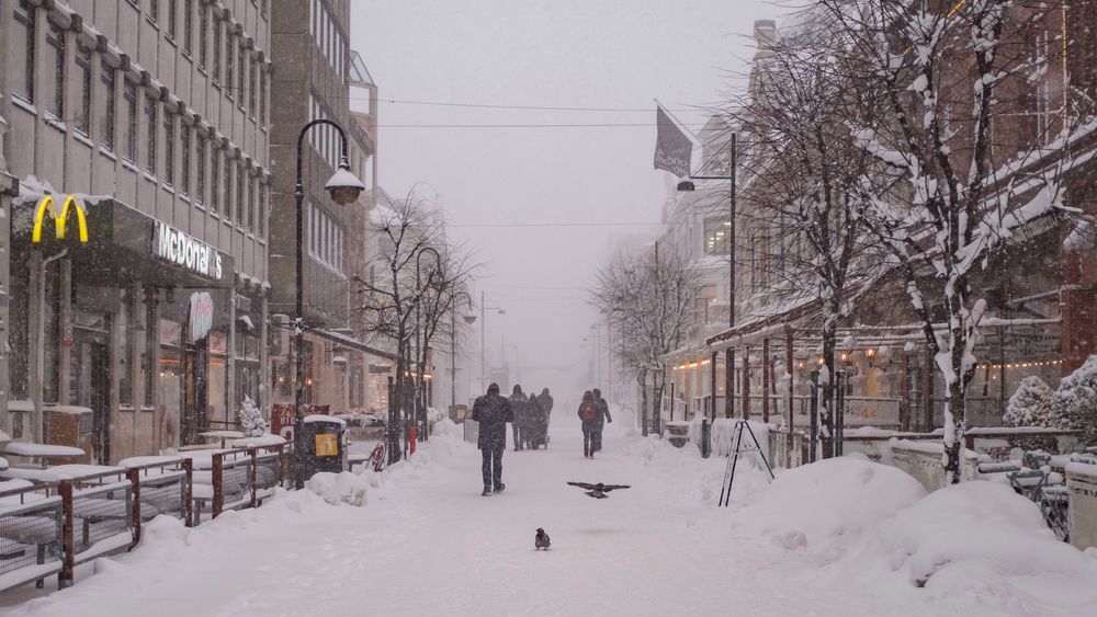 Hittil har det ikke vært like vinterlig i gatene i Kristiansand, som på dette bildet fra februar 2018. Det sparer kommunen for utgifter til vintervedlikehold. Men vinteren er ikke over.