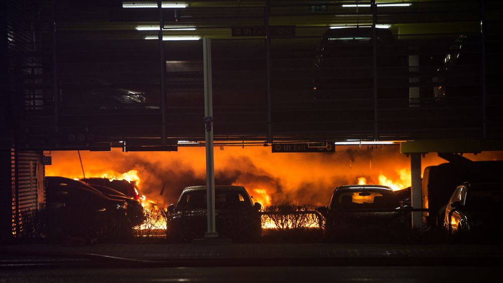 Deler av Sola p-hus kollapset 7. januar som følge av brannen som startet med røykutvikling i en eldre Opel Zafira.