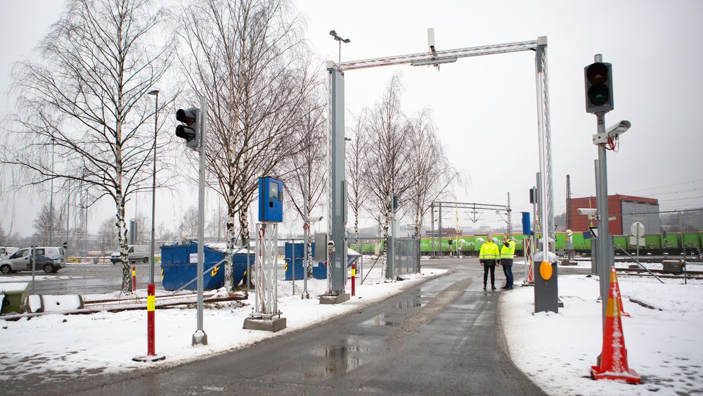 Når lastebilene kjører gjennom den enorme "bomringen" registreres både biltype, skiltnummer og tilstand på cargoen på vei inn på terminalen.