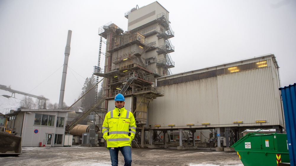 Feiring Bruks asfaltfabrikk var det produksjonsanlegget som produserte mest asfalt i 2019, med hele 310 000 tonn. Her er direktør for Feiring Asfalt, Robert Norbeck, foran fabrikken i Lørenskog.