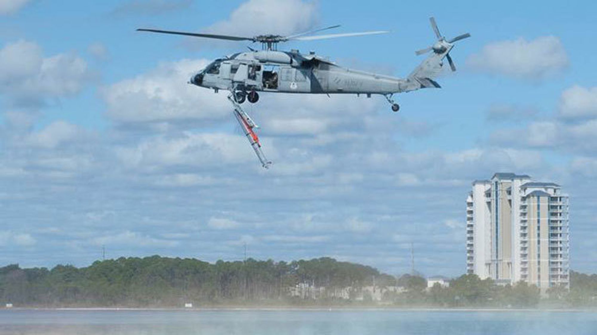 En Remus 600 (Mk 18 mod 2) slippes fra et MH-60S Seahawk under en øvelse i Florida.
