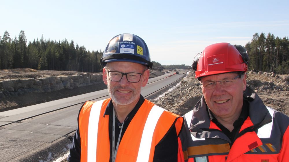 Skanskas prosjektdirektør Ketil Sand (tv.) og Vegvesenets prosjektleder Taale Stensbye ved den nye traseen.