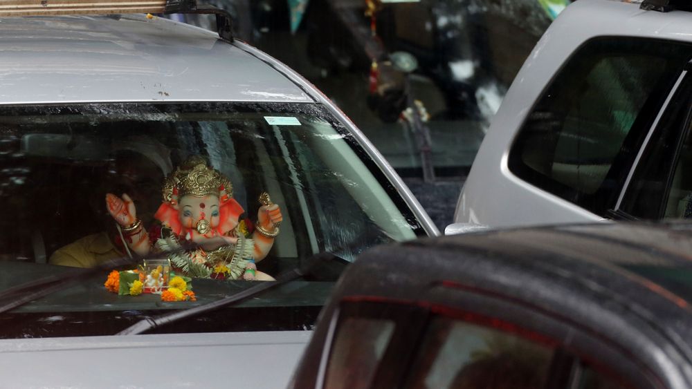 Selv ikke å ha Ganesha, hinduenes gud for visdom, framgang og hell og lykke, på dashbordet hjelper mot trafikk-korken i Mumbai.
