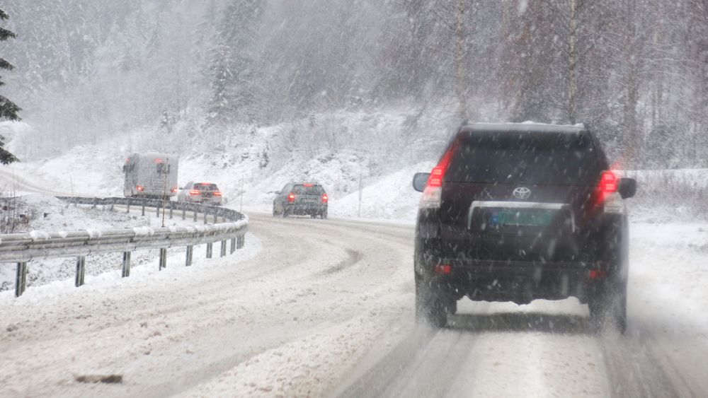 Det er mye vær rundt om i landet. Snø og skredfare fører til stengte veier flere steder.