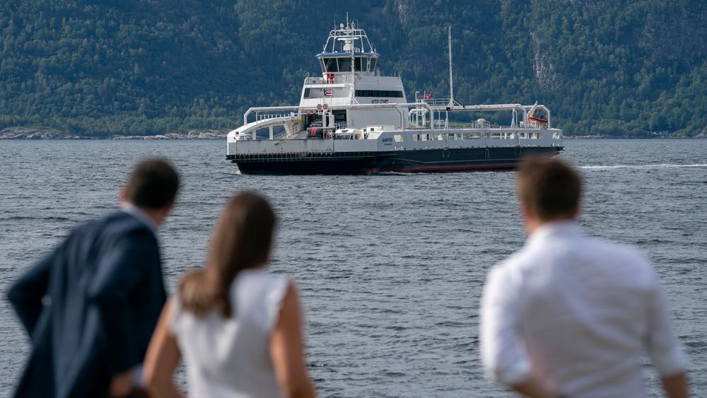Folk langs kysten har opplevd en kraftig økning i ferjeprisene. Bildet viser den helelektriske fergen Ampere i Sognefjorden.