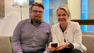 Oscar Nordström, produktsjef for DNBs mobilbank, og Ingjerd Blekeli Spiten er leder for personmarkedet i DNB.