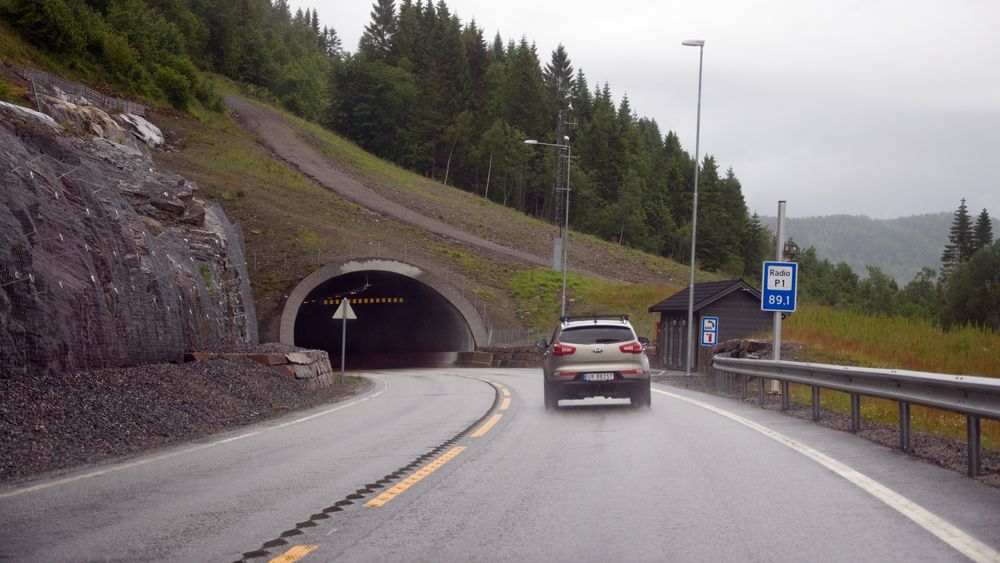 Høgsettunnelen på E39 i Møre og Romsdal stengt etter lastebilbrann