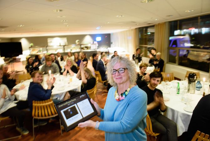 Vinner avis: Trine Styve Varlo tok imot journalistprisen på vegner av Haugesunds Avis i kategorien avis, for artikkelkomplekset «Øksedrap i psykiatrien».