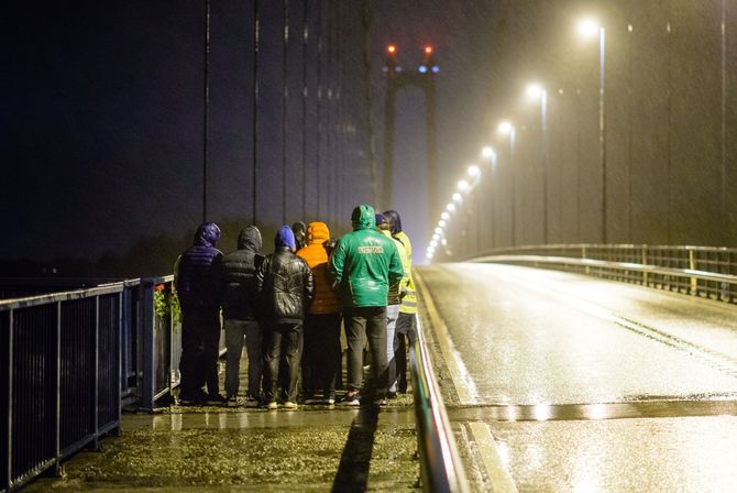 Henrik Mundal Andreassen stakk av med Journalistprisen for bildet «Døden på Stordabrua». Bildet ble tatt etter den tragiske dødsulykken på Stordabrua i desember, da kollegaene til den omkomne var samlet for en minnestund på brua.
