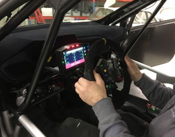 Gass og brems er fremdeles pedalbasert. Ellers skjer det meste fra PlayStation-ratte