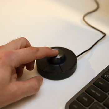 Hotkey Puck G2 er navnet på betjeningshjulet til Benq PD3220U. Den gjør at du raskt og enkelt kan veksle mellom ulike skjerminnstillinger.