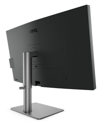 Benq PD3220U har en robust skjermfot som kan heves og senkes. Et deksel dekker over skjermkontaktene på baksiden.