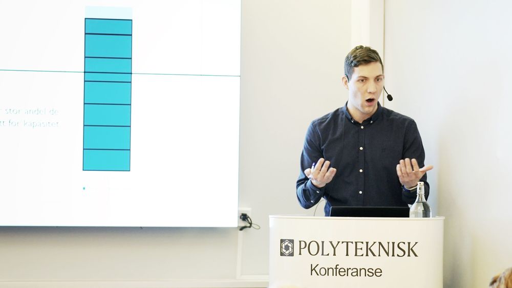 Andreas Bjelland Eriksen, rådgiver i NVE, snakket om tariffer på frokostmøtet til Polyteknisk forening onsdag.