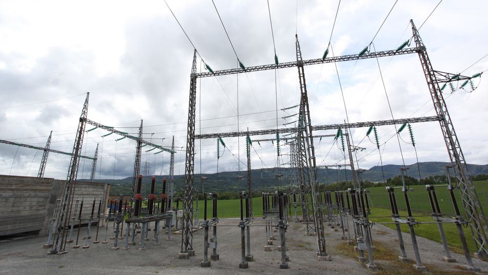Glitres kunder får en prisreduksjon på 14 øre/kWh på energileddet i nettleien for strøm de bruker mellom klokka 22 og 06. Bildet er fra transformatorstasjonen ved Lier E-verk i Buskerud.