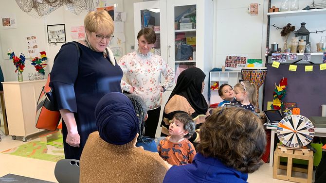 Fagleder Cathrine Solgård fortalte om hvordan de jobber med språk i Lilleslottet barnehage, til en interessert Trine Skei Grande.