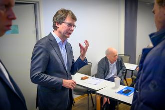 Konsernsjef Per Axel Koch i Polaris Media. I bakgrunnen er medieinvestor Odd Øie.