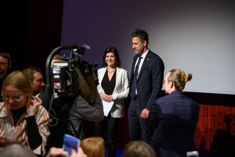 Ytringsfrihetskommisjonens leder Kjersti Løken Stavrum og kulturminister Abid Raja.