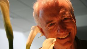 /2533/2533042/Larry_Tesler_Smiles_at_Whisper.300x169.jpg