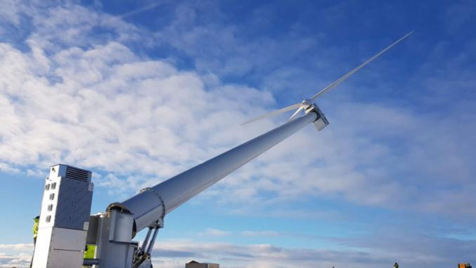 De to testmøllene, SWP-25-kW, som er vist over, og Viking 25, ble satt opp i Sisimiut høsten 2018. Allerede i januar 2019 falt en vinge av møllen fra Solid Wind Power. I juli 2019 kom den i drift igjen med nye vinger og en forbedret festekonstruksjon. Men 8. januar gikk det galt igjen. Bildet er fra oppsettingen av mølle nummer to.