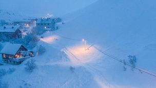 Mesteparten av veinettet i Nordkapp er ras-stengt - fem kommuner er isolert