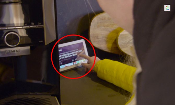 TID FOR HJEM: Elkjøp har betalt produktplassering av smart-heim-produkt og -kjøkken i éin episode. Her ved ein Google Nest Hub.