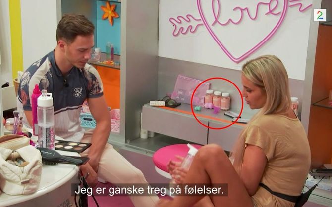 LOVE ISLAND: Skjønnheitsselskapet Norisma har betalt plassering av ei rekkje produkt i realityprogrammet Love Island. Blant dei er produktet Skin Flirt, som ifølgje seg sjølv «bidrar til å opprettholde normalt hår og normal hud».