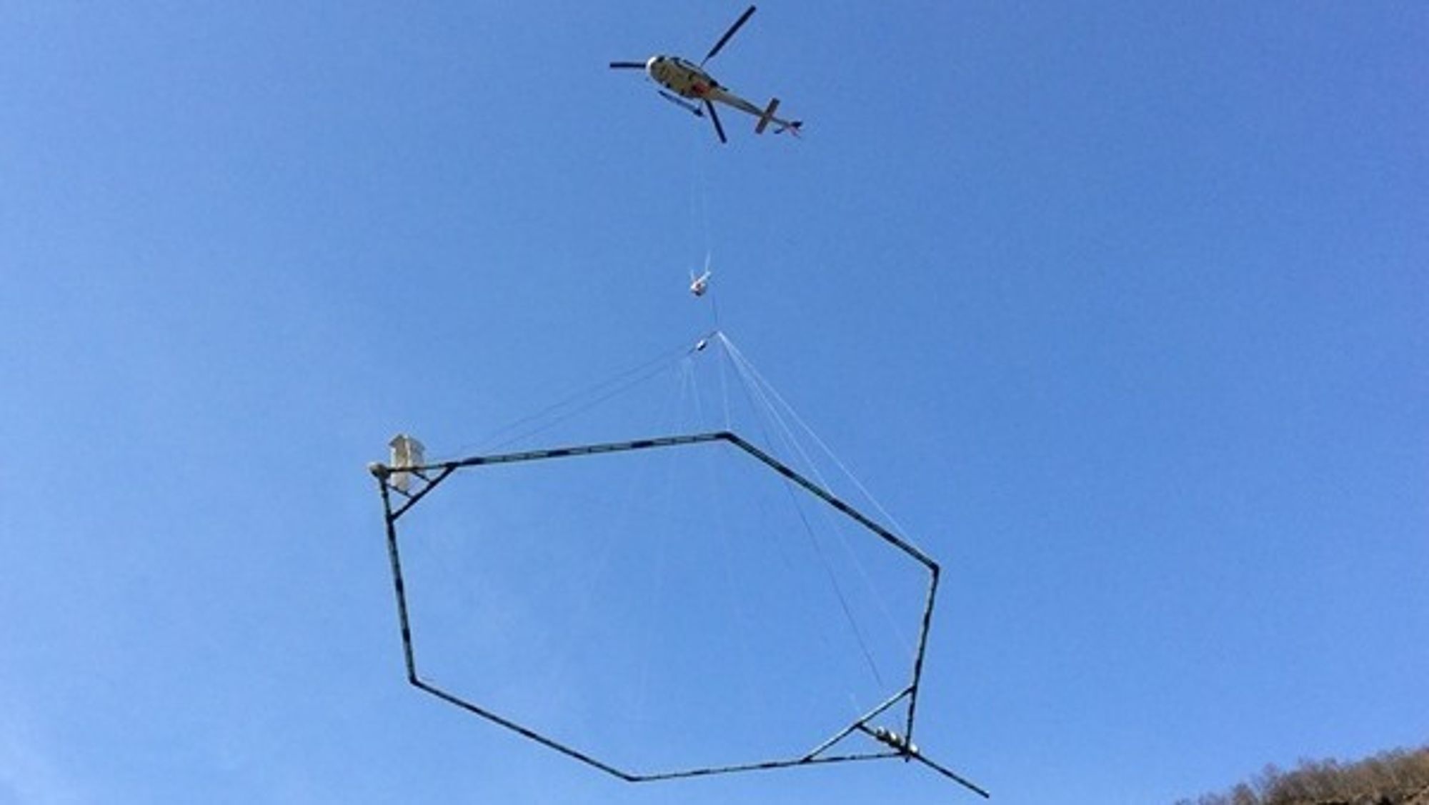Geoskanning fra helikopter gir Nye Veier kunnskap om hva som skjuler seg under bakkenivå i E18-traseen.
