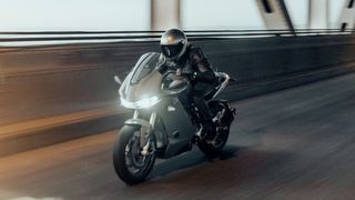Ny el-motorsykkel kan gå 32 mil med toppfart på 200 km/t