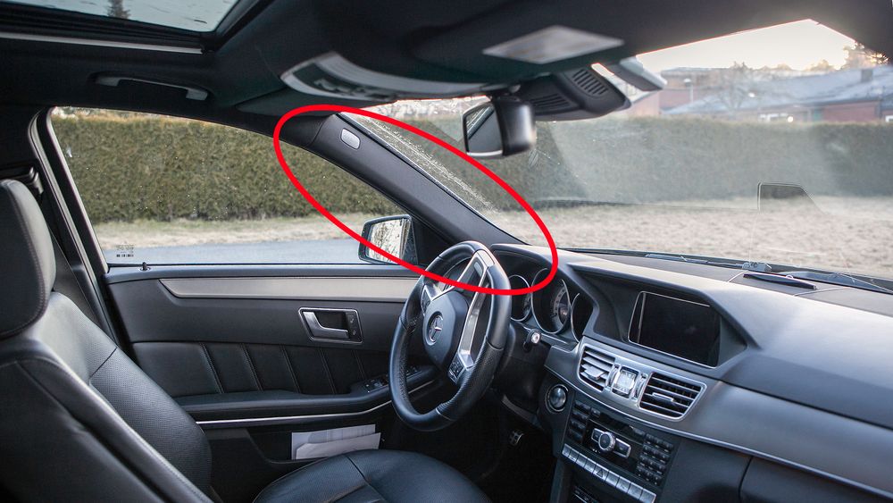 For å bedre trafikksikkerheten ved en kollisjon har A-stolpen blitt bredere på moderne biler.