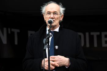 Faren til Julian Assange, John Shipton, snakket utenfor det britiske parlamentet lørdag i forbindelse med en demonstrasjon mot den mulige utleveringen av sønnen.