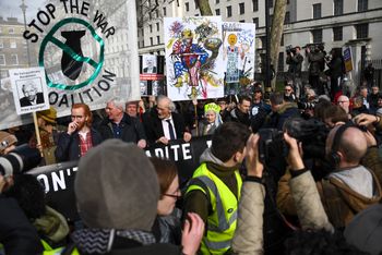 Kjendiser, musikere og politikere deltok i en demonstrasjon i London lørdag mot at WikiLeaks-grunnlegger Julian Assange utleveres til USA. Assanges far John Shipton fikk følge av blant andre klesdesigneren Vivienne Westwood.