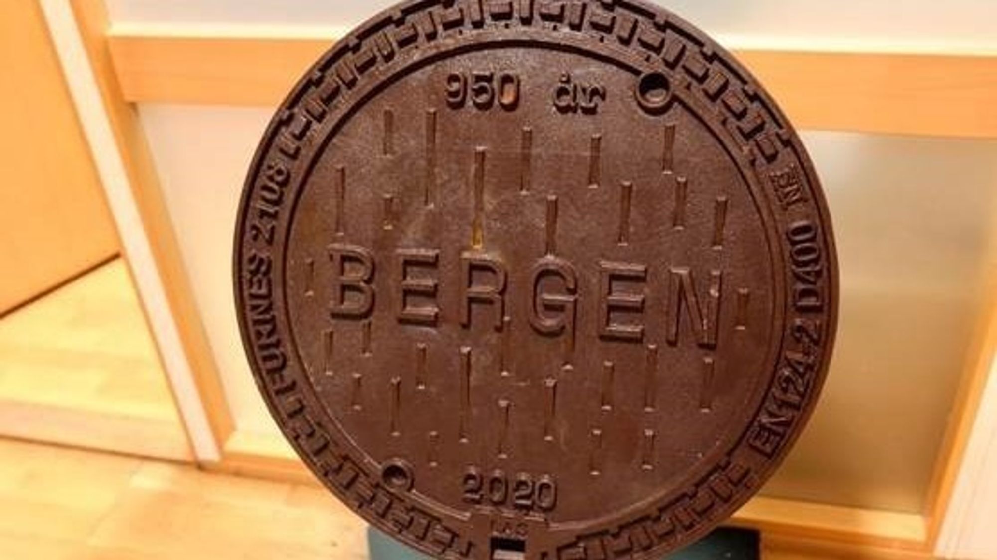 Hva passer bedre enn regndråper når man skal lage et Bergen-motiv på byens jubileumskumlokk.