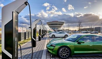 Porsche åpnet nylig en "ladepark" i Leipzig, med 12 ladere á 350 kW.