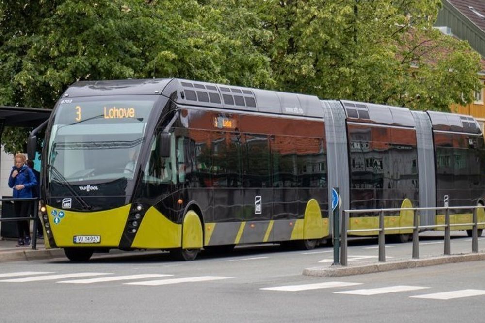 Tide kjører en del av AtB-rutebussene i Trondheim. Nå mener selskapet at flere av leddbussene deres er blitt ødelagt på grunn av feilkonstruerte fartshumper.