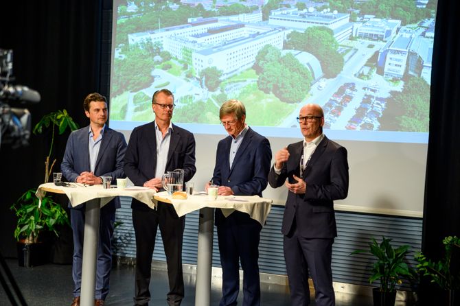 Ferds konsernsjef Morten Borge (fra venstre) eier og styreleder Johan H. Andresen, NRKs styreleder Birger Magnus og kringkastingssjef Thor Gjermund Eriksen.