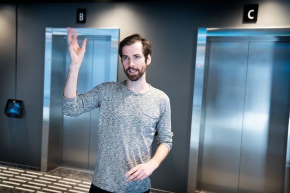 Smartbygg-rådgiver Eirik Bjørnstad er leid inn til prosjektet fra Multiconsult. Her utenfor heisene i inngangspartiet i det nye Atea-bygget.