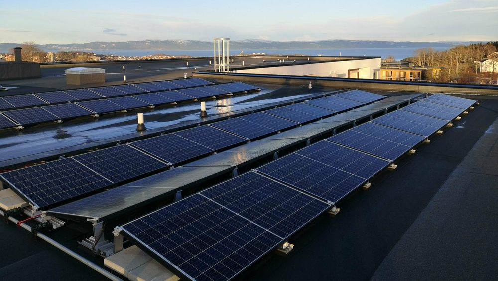 Dette solcelleanelgget på Dragvoll helse- og velferdssenter ble montert sommeren i fjor, og er så langt Trondheim kommunes eneste tak med solceller. Nå skal rapporten fra Asplan Viak brukes til å legge en plan for mer systematisk utbygging av solcelleanlegg når tak likevel skal renoveres.