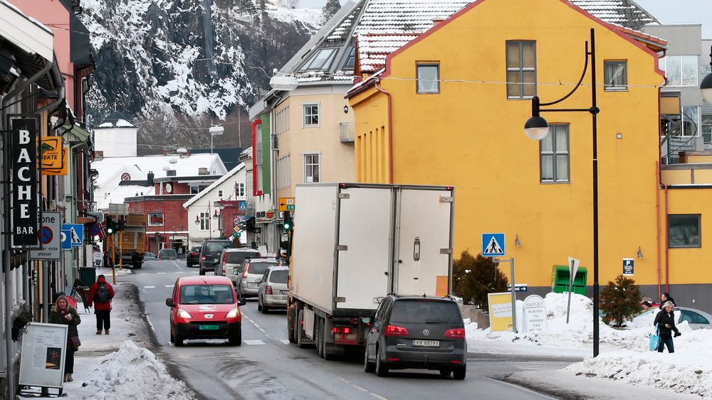 Holmestrand i 2015, da kollapsen til Skjeggestadbrua gjorde at mye trafikken måtte sendes gjennom sentrum.